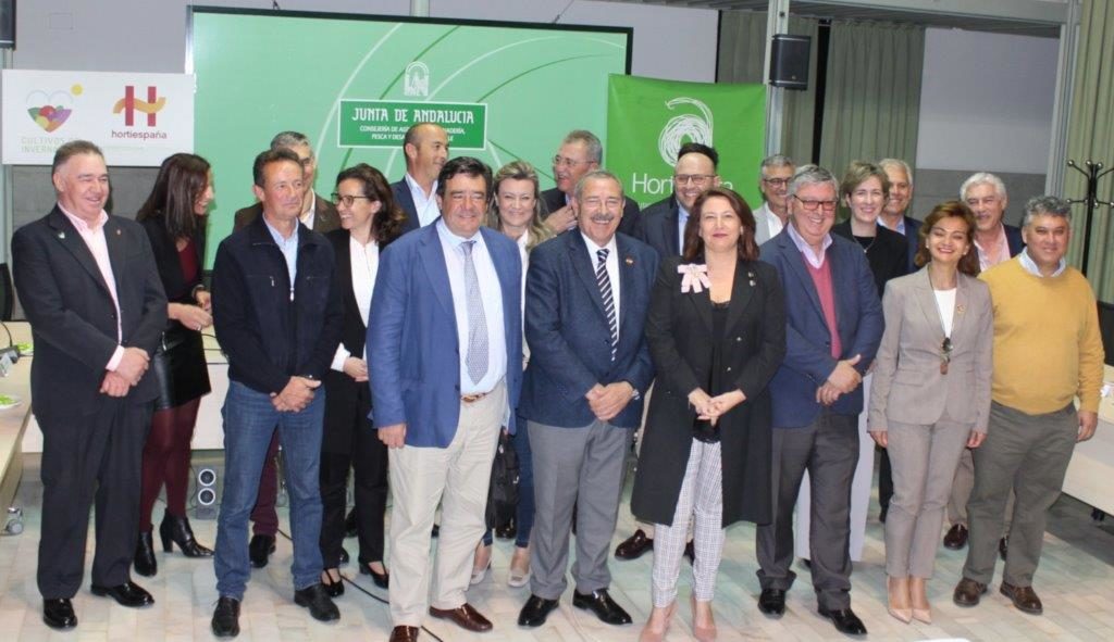 Junta Directiva de Hortyfruta junto a la Consejera de Agricultura, Carmen Crespo.
